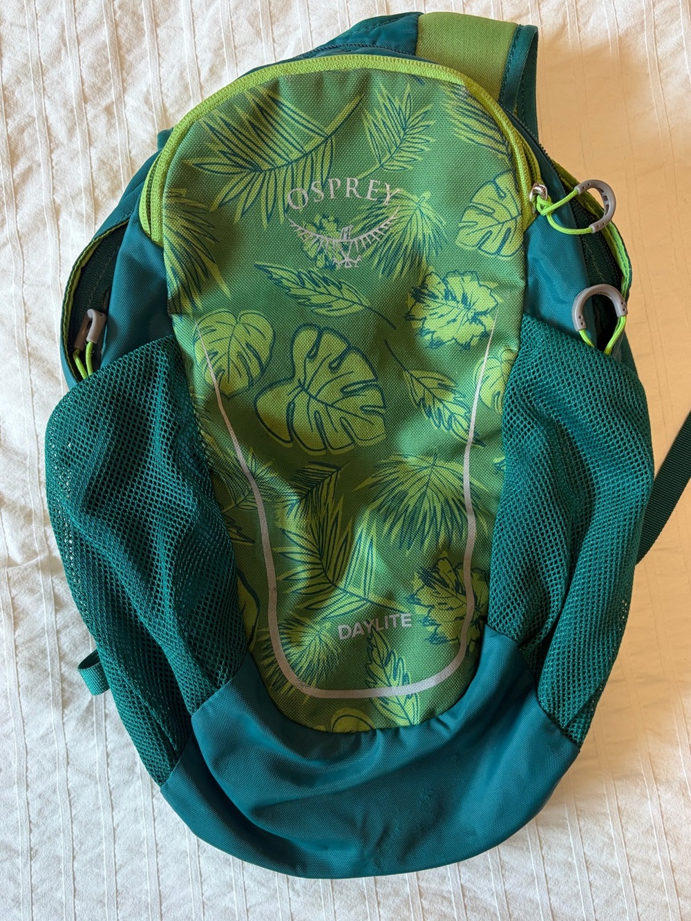 OSPREY - Daylite Kids' Backpack styled in the Leafy Green print.
